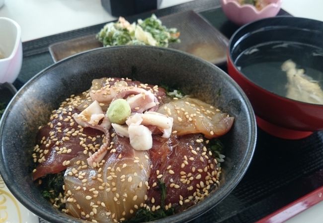 神津島行ったら、とりあえずここの定食食べましょ^^