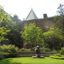 中庭から撮影。とても丸の内にいるとは思えません。