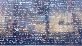 小さな公園の中にあります