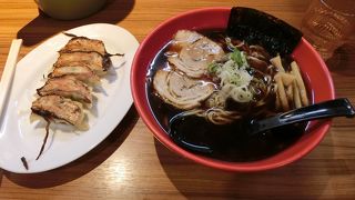 駅近で富山ブラックを食べられます。夜でも可