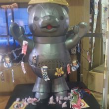 折り紙の兜を被って更に強そうに見える鉄製あさっぴー