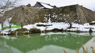 復元された大書院の美しさと残った石垣が対照的な景観です。