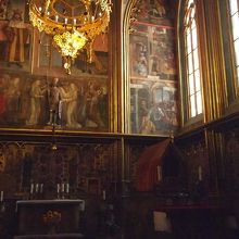 絵とシャンデリア