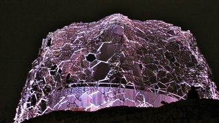 不思議感のある建物、ライトアップは少々暗いめかな