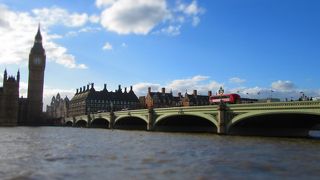 ビックベンの真下に掛かる橋