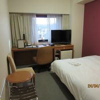 広い部屋とベッド