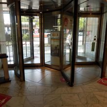 ヤマトヤシキの回転ドア