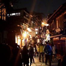 すごい、観光客でした。清水寺の方向です。夜の拝観がある時期。