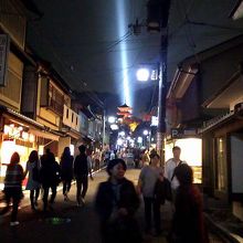 清水寺からライトアップされています。初めて見ました。