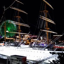 ランドマークタワーの前にある船