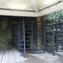 思いがけず地味な出口