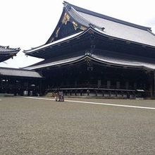 巨大な建物です。