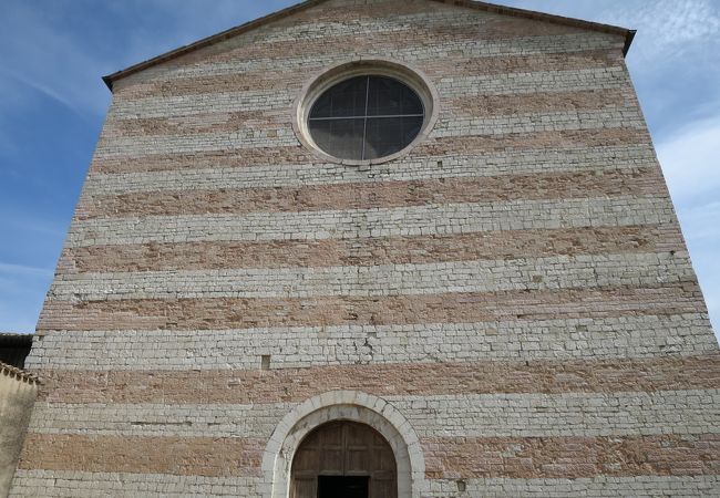 ピンクと白の縞々ファサード