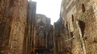 背の高い建物に巨大な仏像