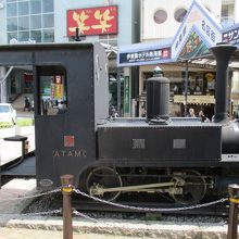熱海駅前西側商店街の入口付近に保存展示されています