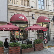 ハーゲンダッツ。建物１棟使っています。