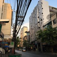 真ん中の白いビル