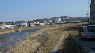 擬宝珠のついた上の橋と下の橋がかかっているのどかさ感じる川