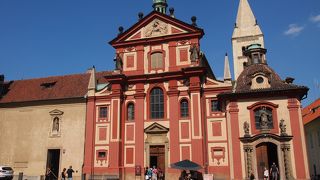 プラハ城内の赤い教会　聖イジー教会