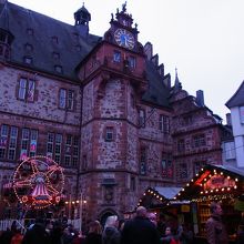 市庁舎とその前で開かれているクリスマスマーケット