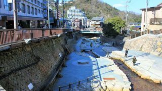 温泉街らしい施設でもなく、温泉が湧いてるでもない川辺の散歩道かな