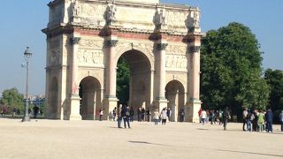 ルーブルの向かいにある