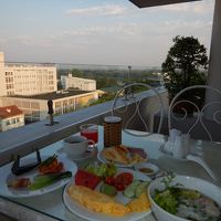 朝食は屋外をお勧めします。正面にフラグタワーも見えます