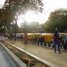 客待ちリクシャーの列