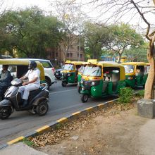 何台も連なって走っています。