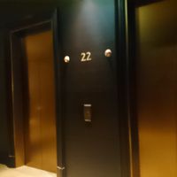 エレベーターや客室フロアの廊下のデザインもシュールです。