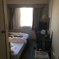セミダブル。部屋は狭目でした。
