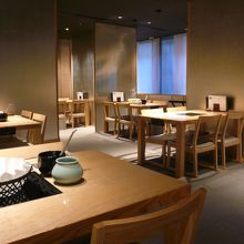 畳敷きにテーブル