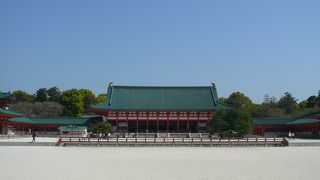 広い境内に白い砂利に朱塗りの建物が映えます