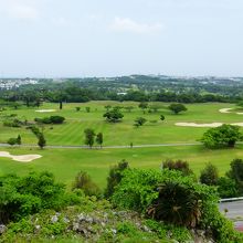 目の前は、琉球ゴルフ倶楽部の緑です。