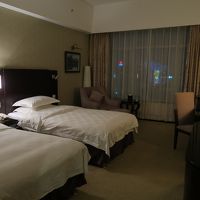 ツインルーム。窓からは湖を眺めることができます。