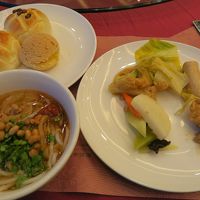 朝食。桂林名物のビーフンもあります。