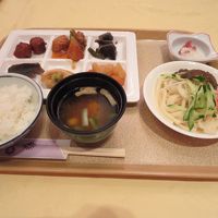 朝食　右手皿はじゃじゃ麺