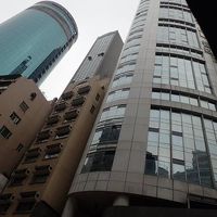 細長いビルです