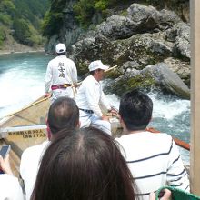 岩場をかすめて進みます