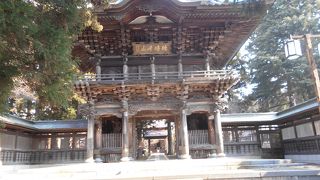 立派な山門のあるとても大きなお寺に残る雪