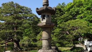 いろいろな種類の灯籠があった。