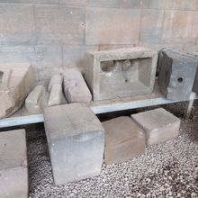 石組みを見ながら散策