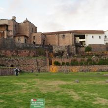 下の広場から見ています