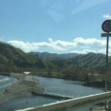 閉伊ヶ川は復興道路が出来るとトンネルの合間にしか見れなくなる