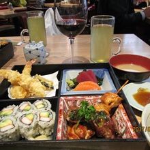 「新橋定食」。ワインは別オーダー