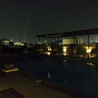 夜の屋上プール