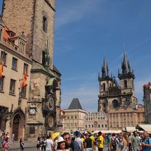 旧市庁舎の塔の下に天文時計があります。