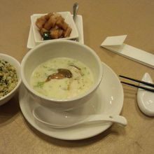 鮑魚〈アワビ〉と白菜のクリーム煮、翡翠炒飯