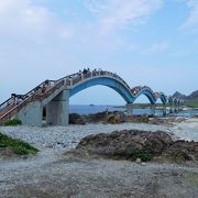 島が浸食されて離島になり、太鼓橋で渡れるようになっていました。