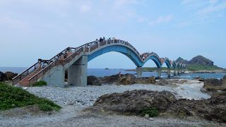 島が浸食されて離島になり、太鼓橋で渡れるようになっていました。